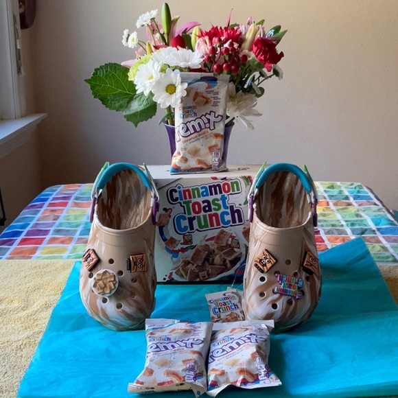 š„£ CROCS x CINNAMON TOAST CRUNCHš„£ NWT š„£ - Picture 6 of 16